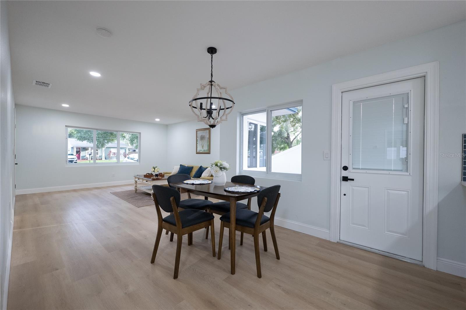 Listing photo id 6 for 1720 Lambright Street