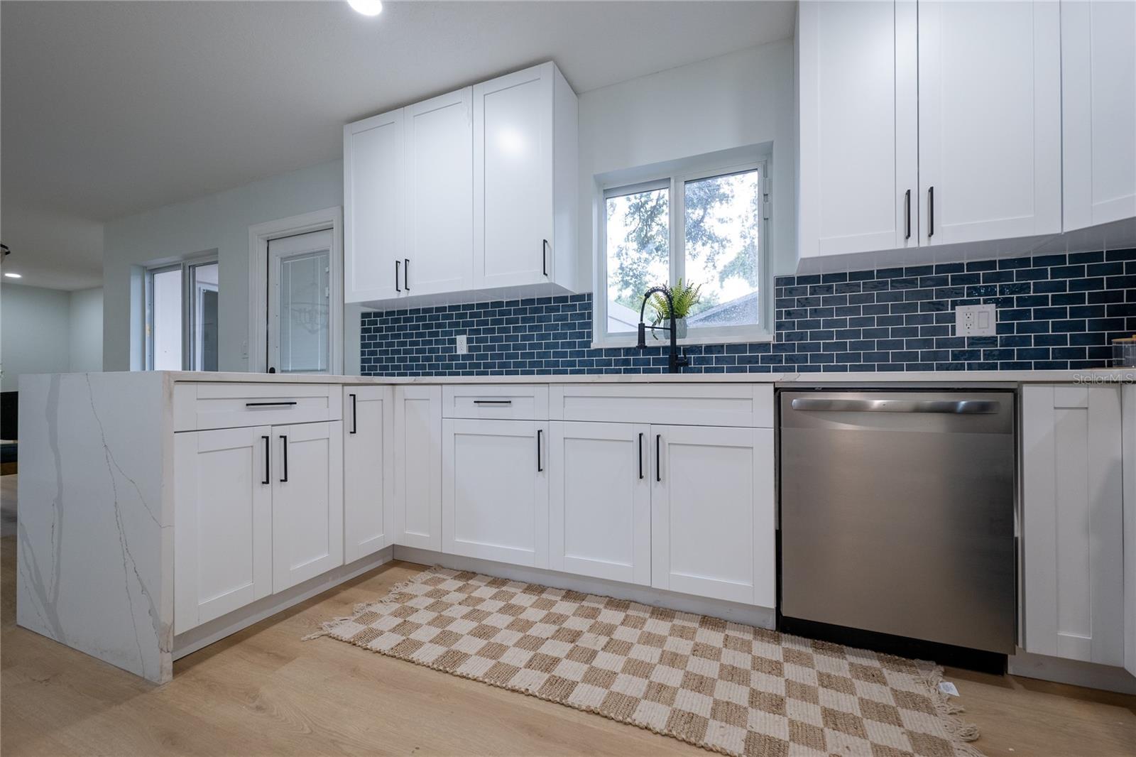 Listing photo id 7 for 1720 Lambright Street