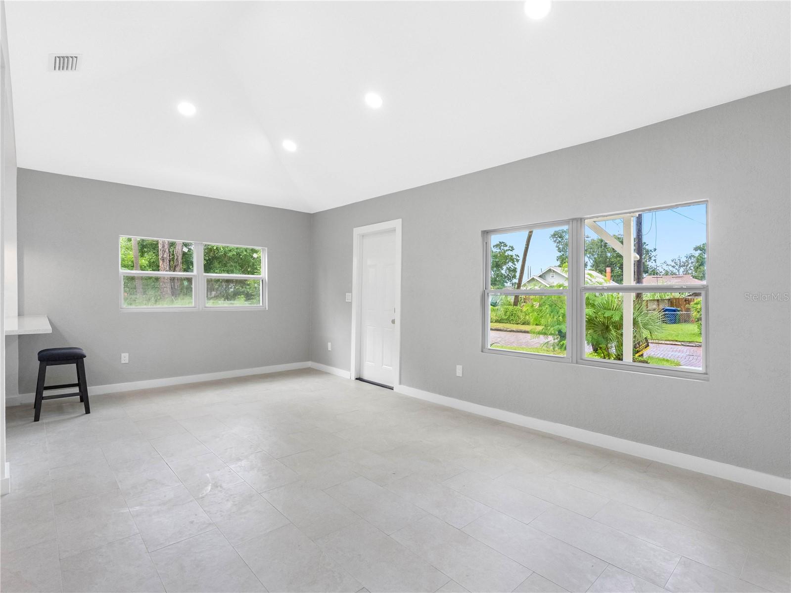Listing photo id 14 for 2012 Flagler Street