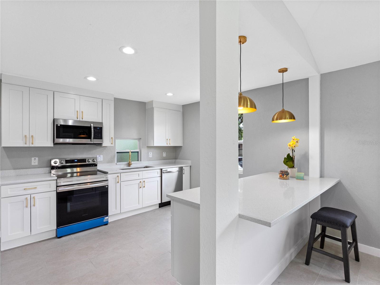 Listing photo id 15 for 2012 Flagler Street