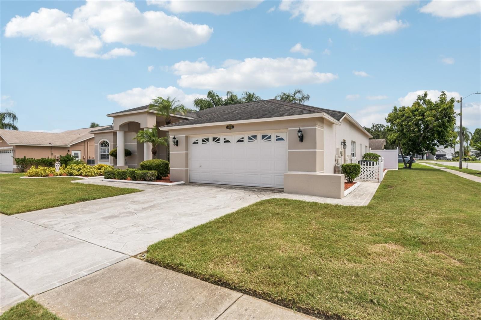 Listing photo id 1 for 8704 Cypress Lakes Boulevard