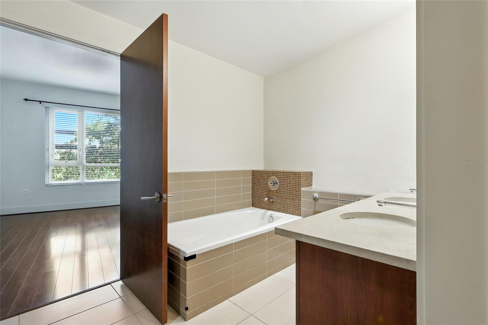 Listing photo id 11 for 111 12th Street 1302