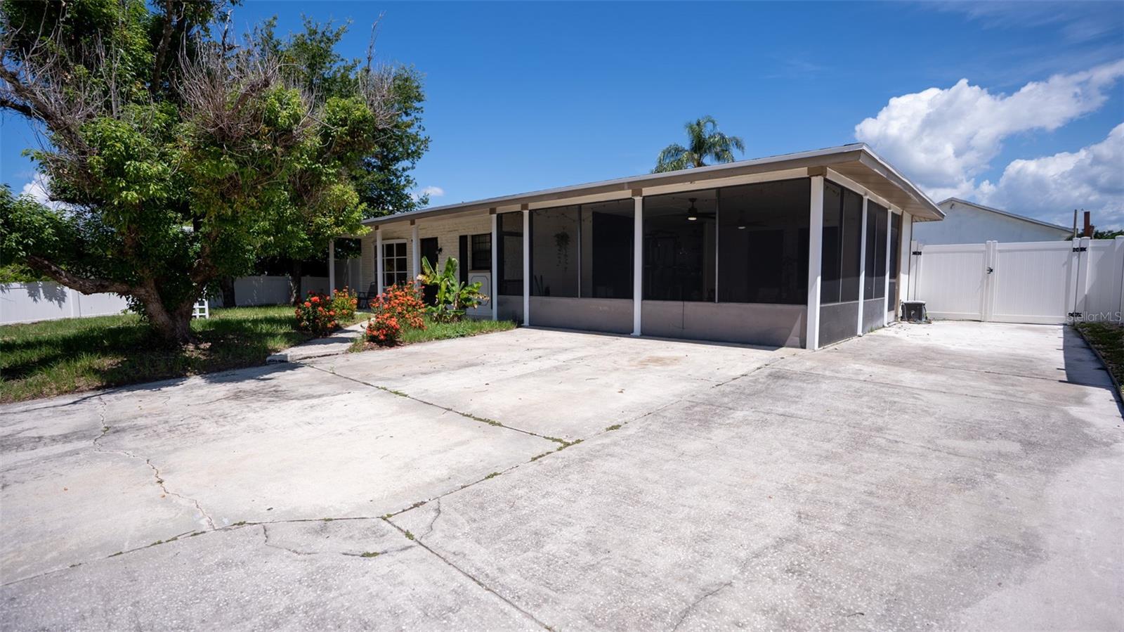 Listing photo id 1 for 6509 Sawyer Place