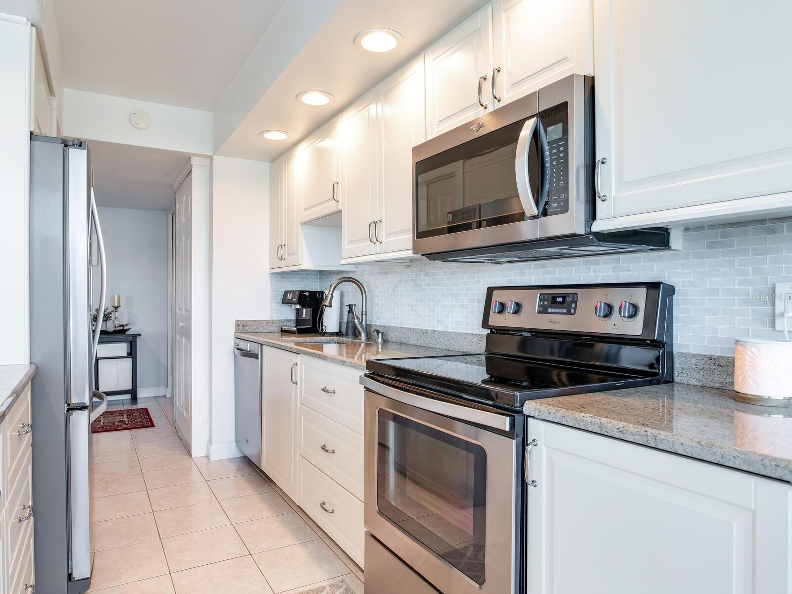 Image 18 of 61 For 660 Island Way 703