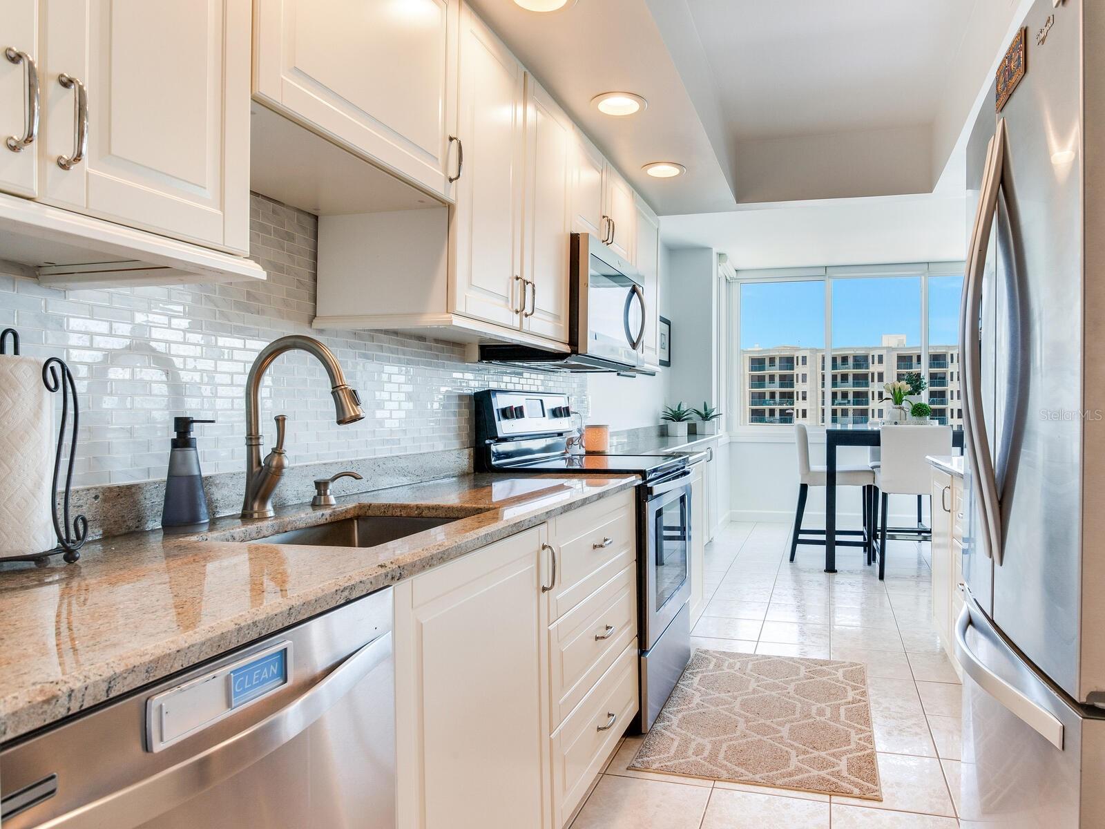 Image 19 of 61 For 660 Island Way 703
