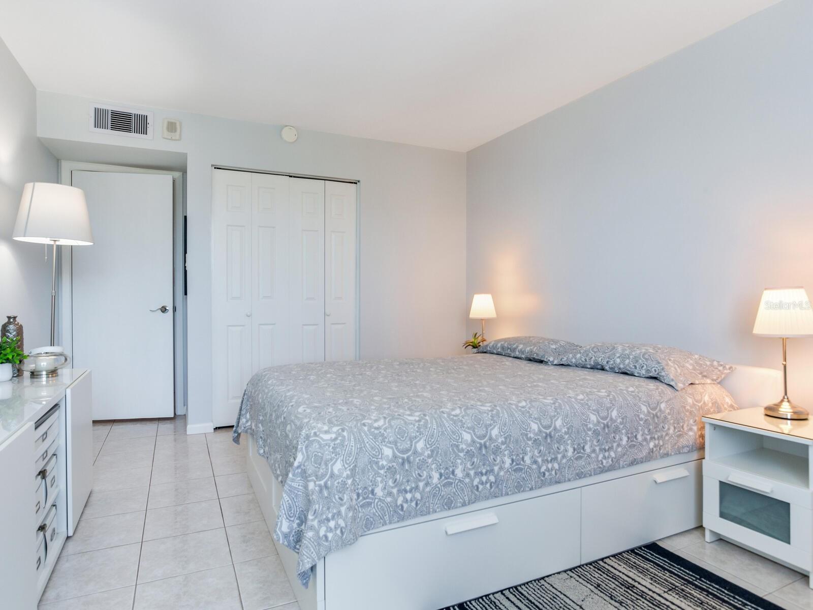 Image 35 of 61 For 660 Island Way 703