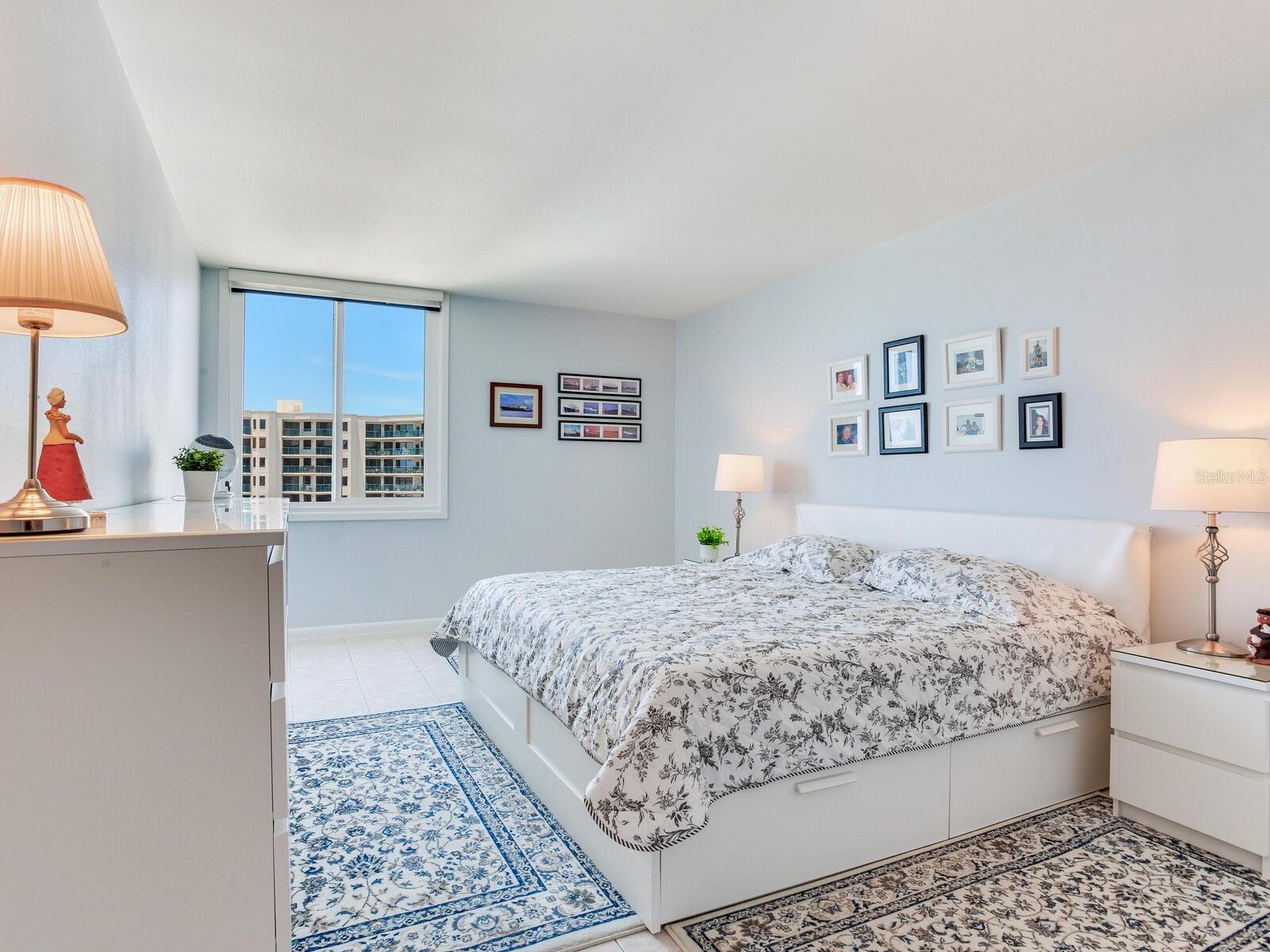 Image 39 of 61 For 660 Island Way 703