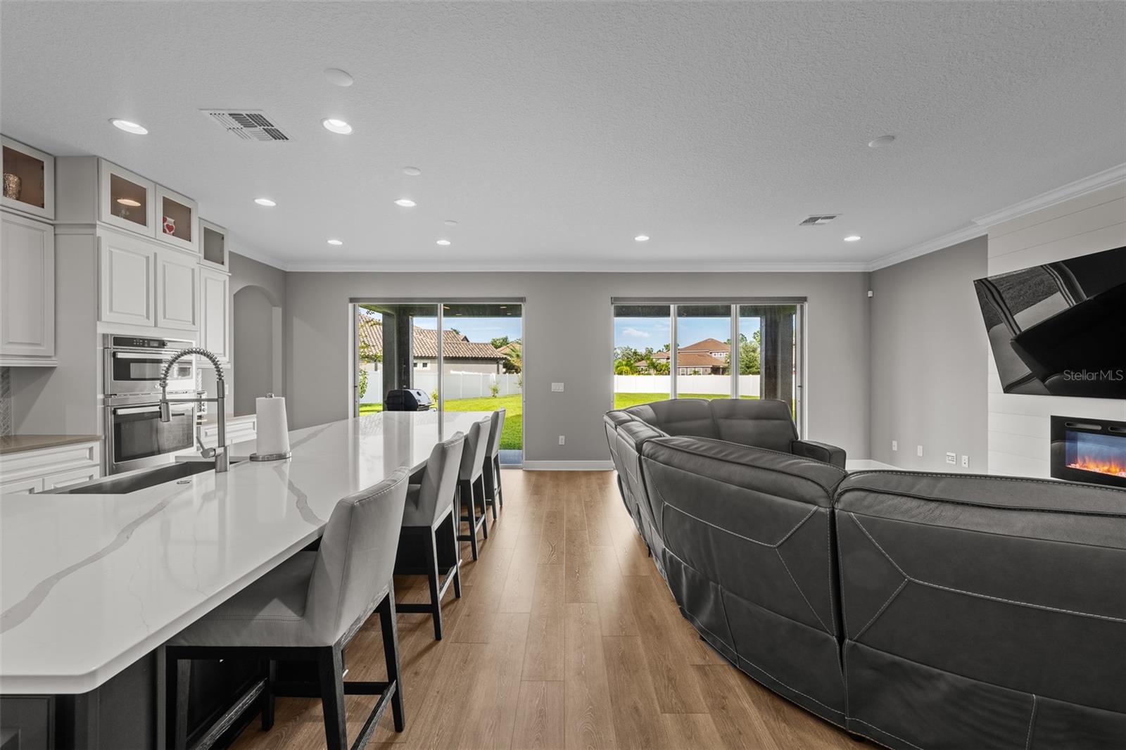 Listing photo id 11 for 7074 Graybrook Drive