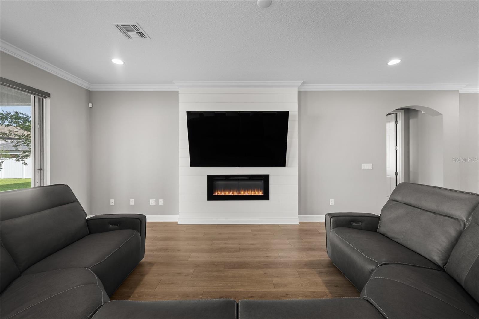 Listing photo id 12 for 7074 Graybrook Drive