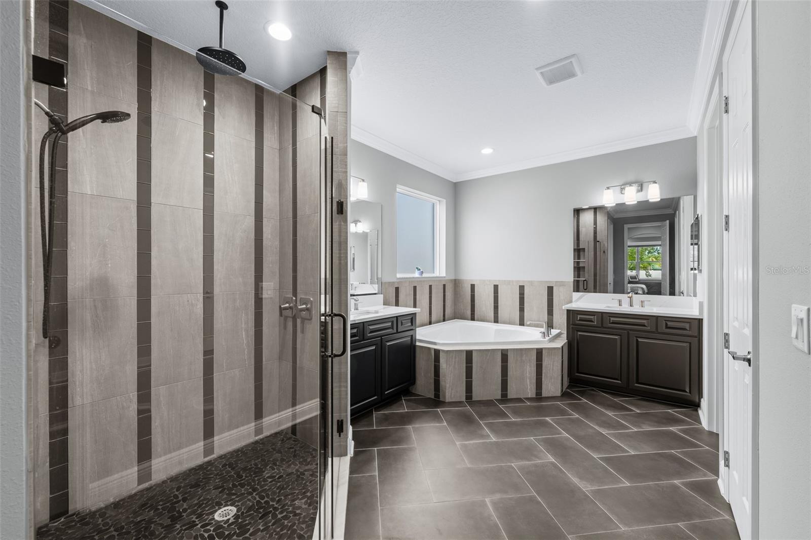 Listing photo id 15 for 7074 Graybrook Drive
