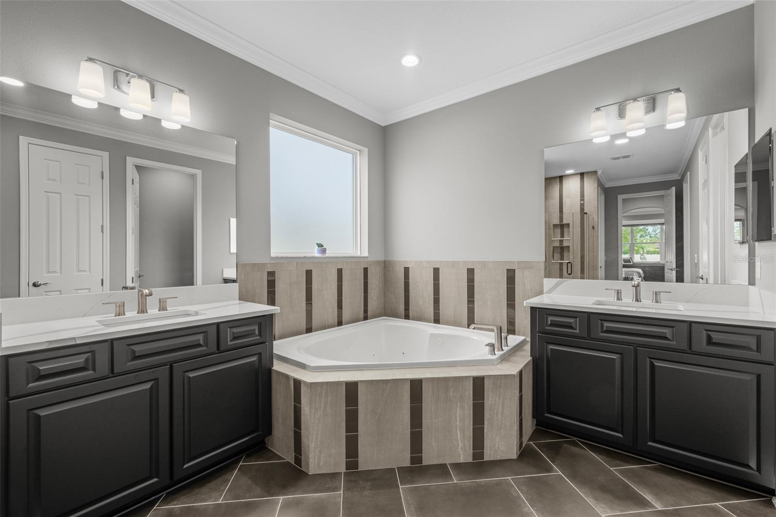 Listing photo id 17 for 7074 Graybrook Drive