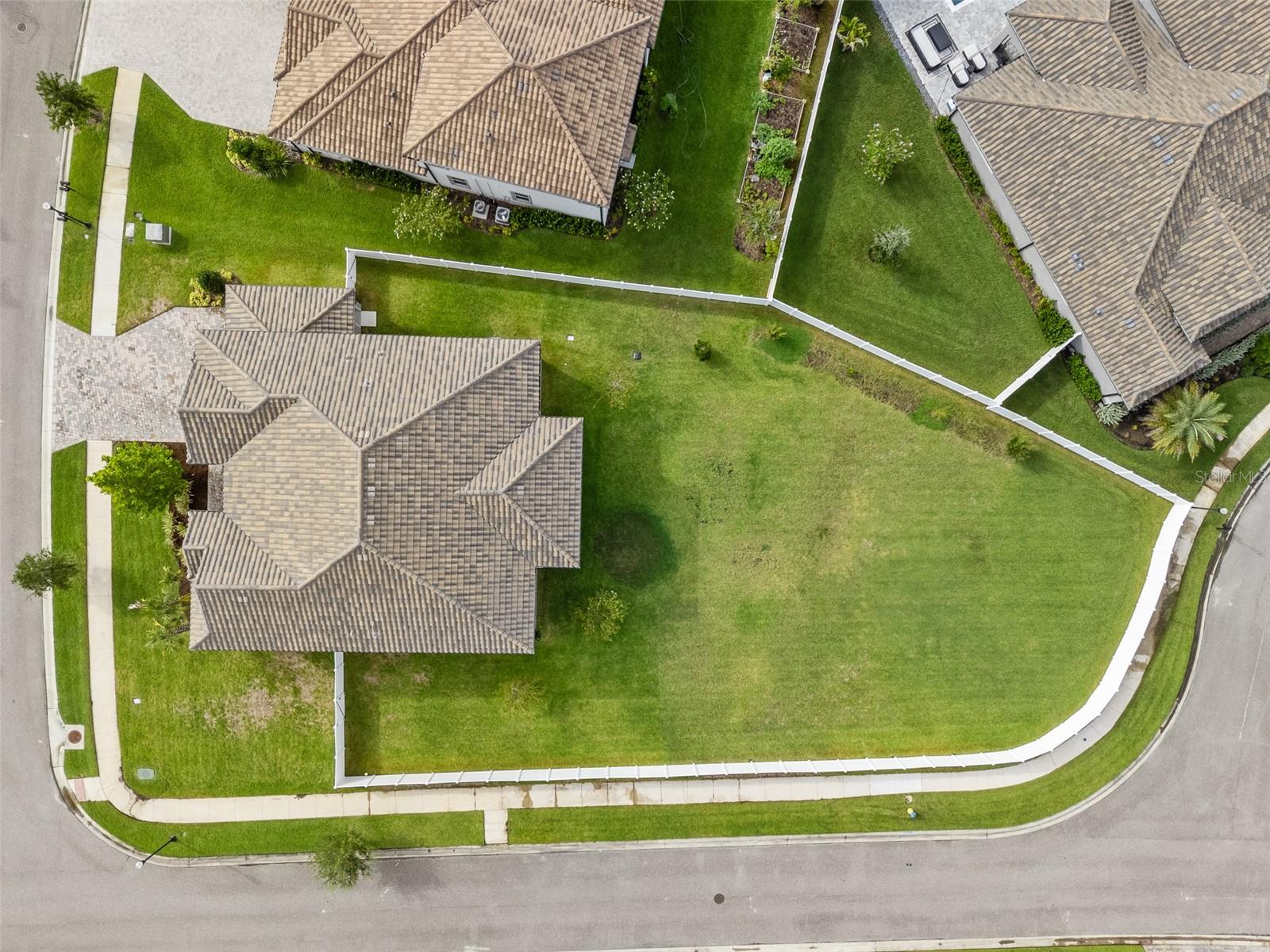 Listing photo id 0 for 7074 Graybrook Drive