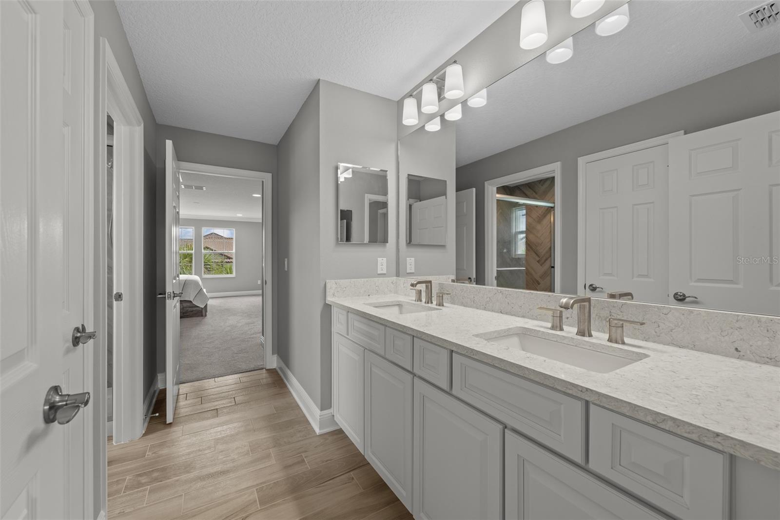 Listing photo id 19 for 7074 Graybrook Drive