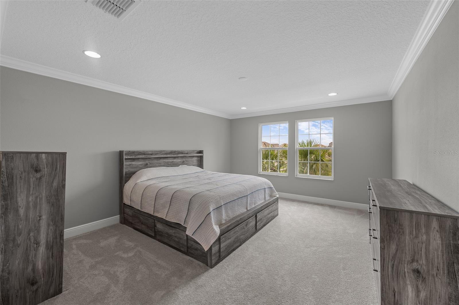Listing photo id 21 for 7074 Graybrook Drive