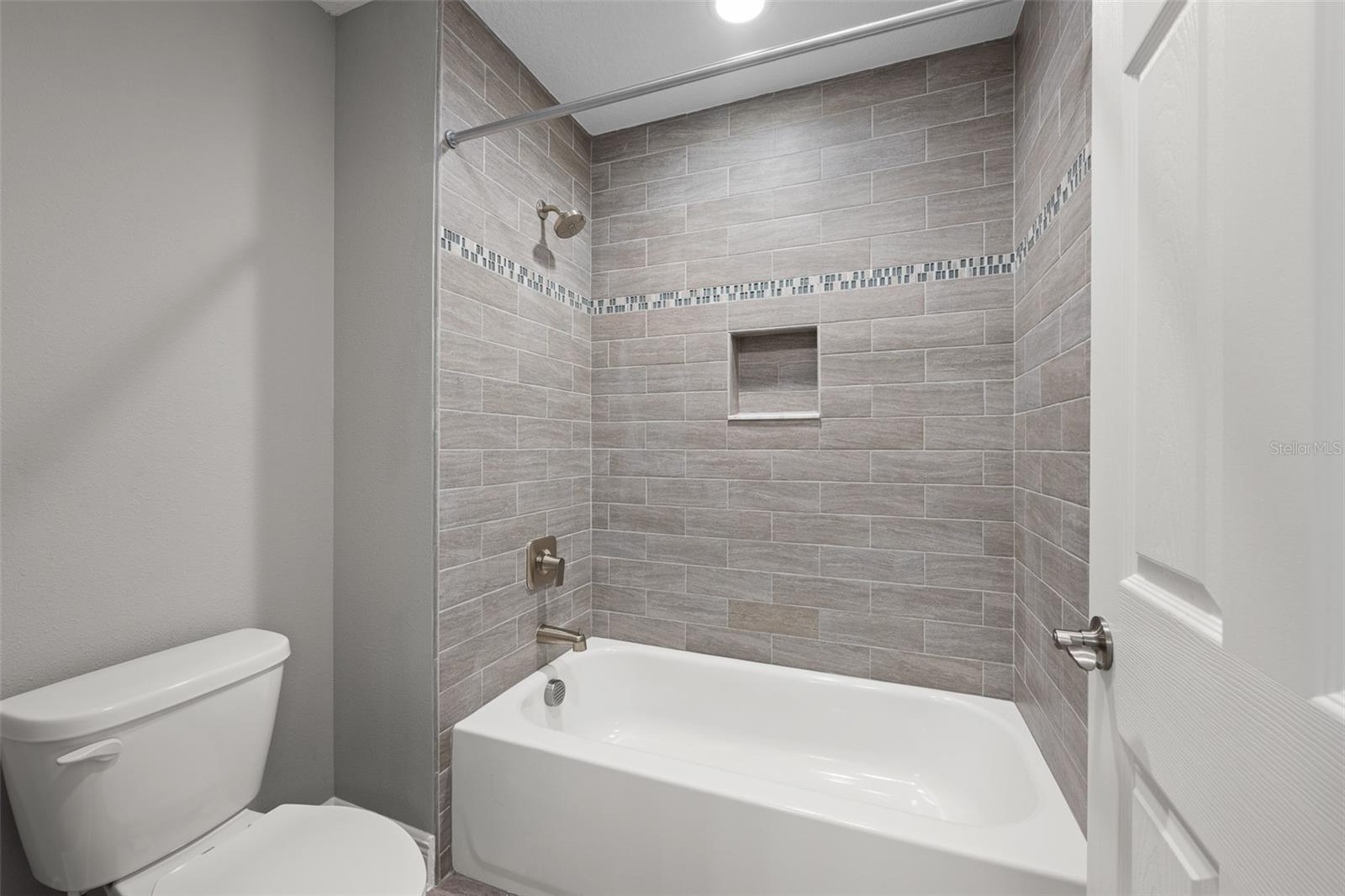 Listing photo id 25 for 7074 Graybrook Drive