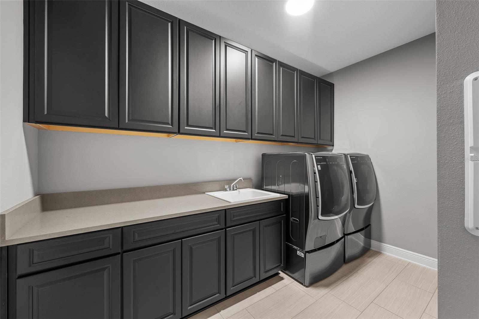 Listing photo id 37 for 7074 Graybrook Drive