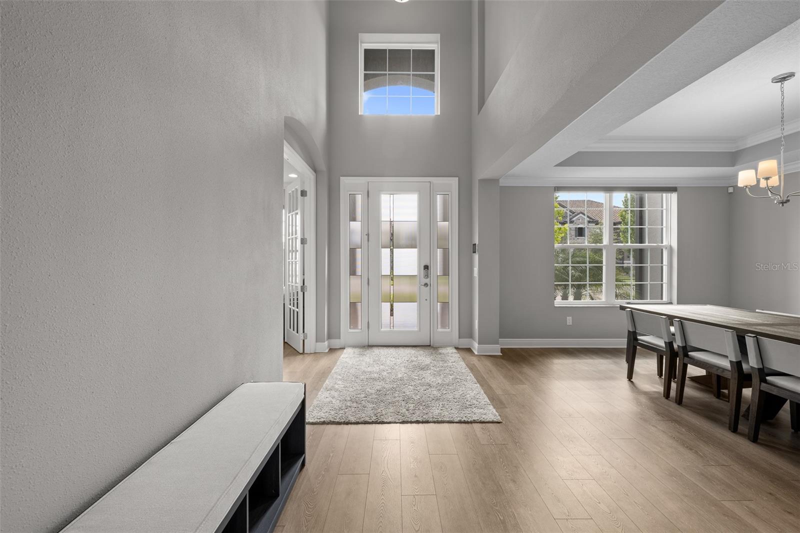 Listing photo id 3 for 7074 Graybrook Drive
