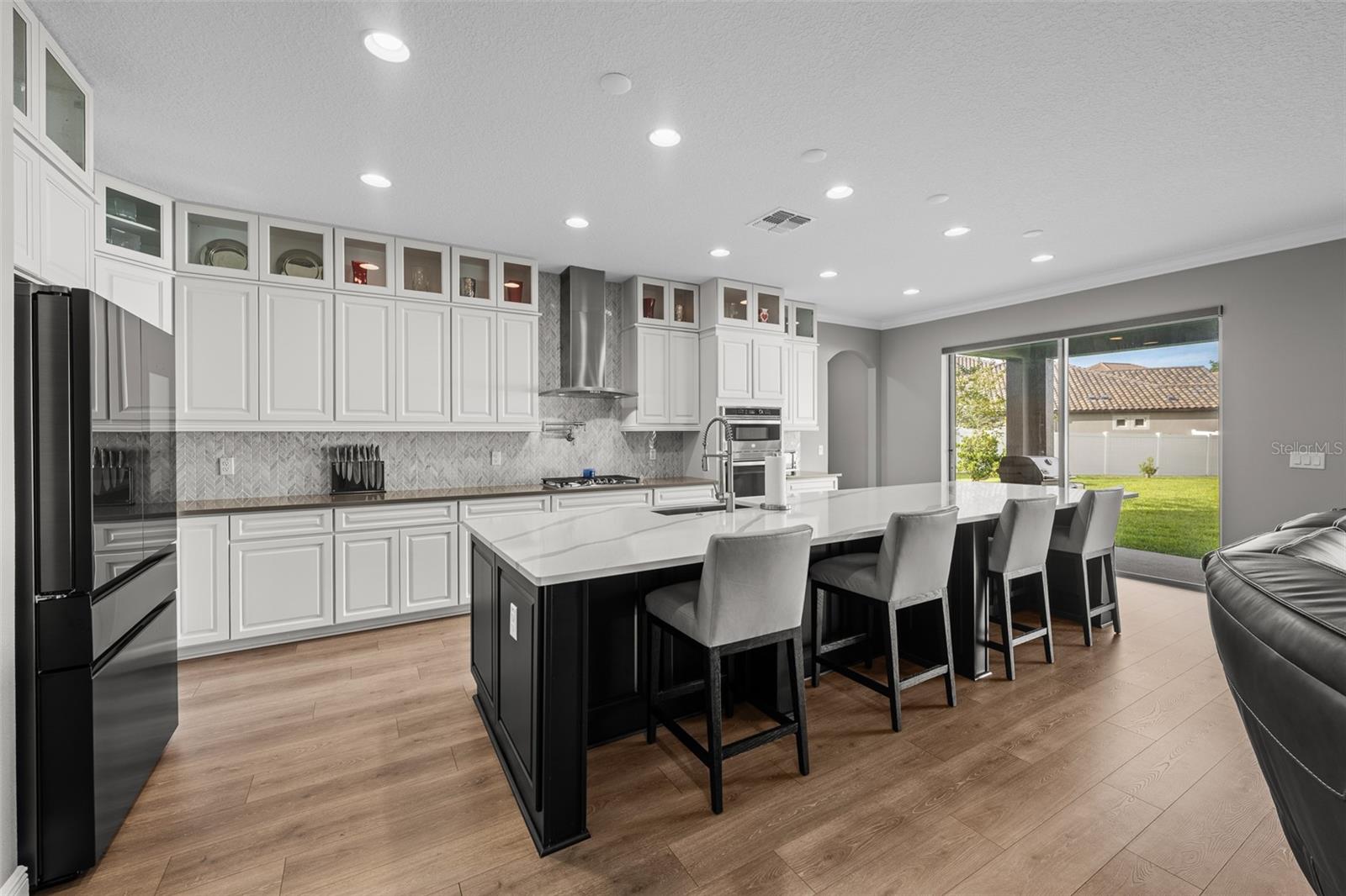 Listing photo id 5 for 7074 Graybrook Drive