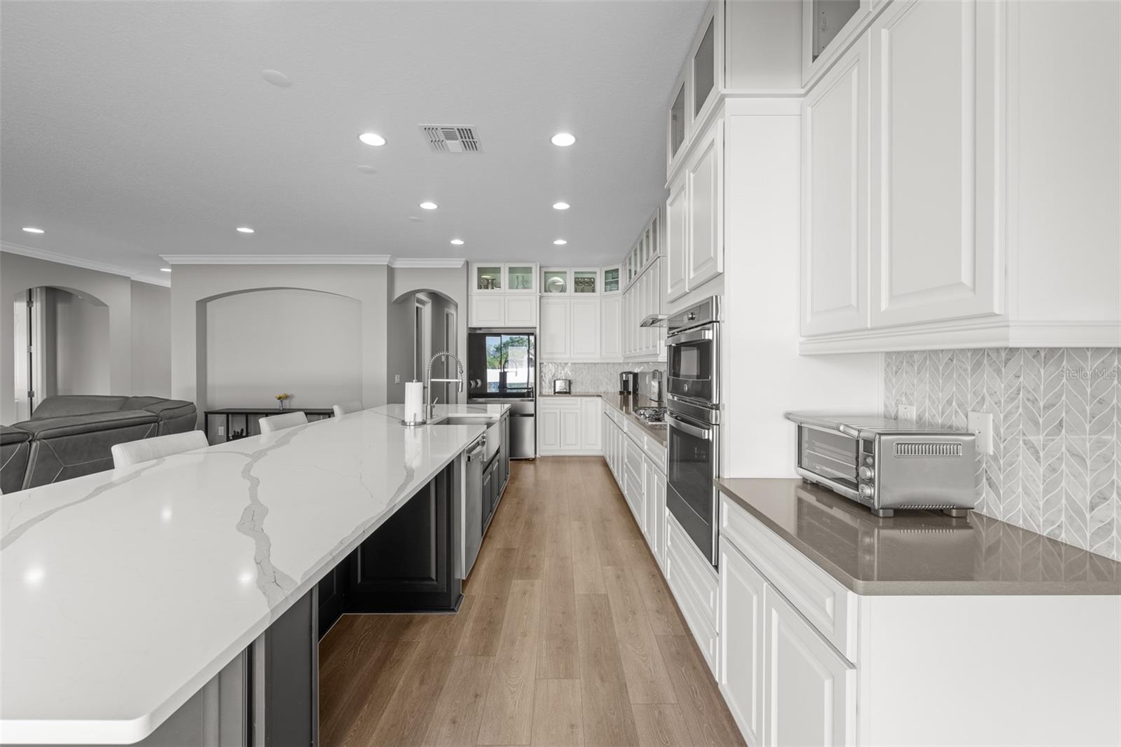 Listing photo id 7 for 7074 Graybrook Drive