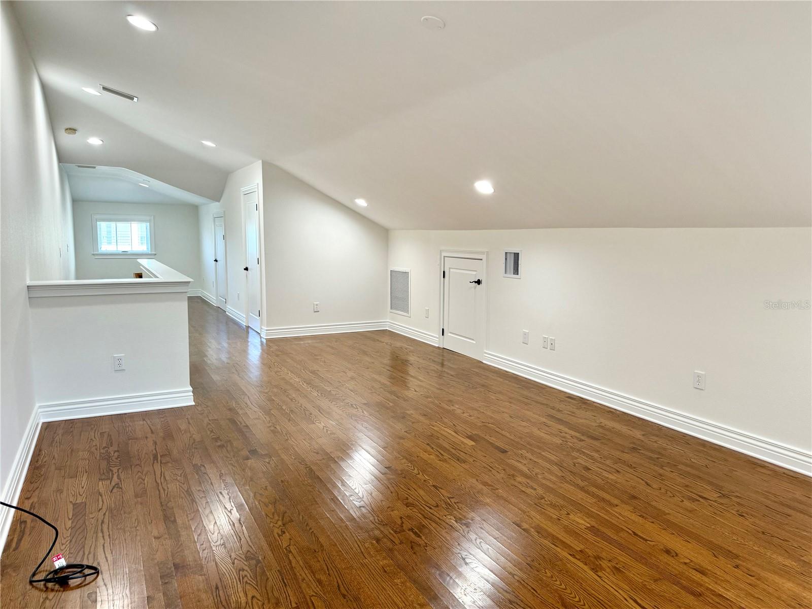 Image 18 of 21 For 609 Dakota Avenue