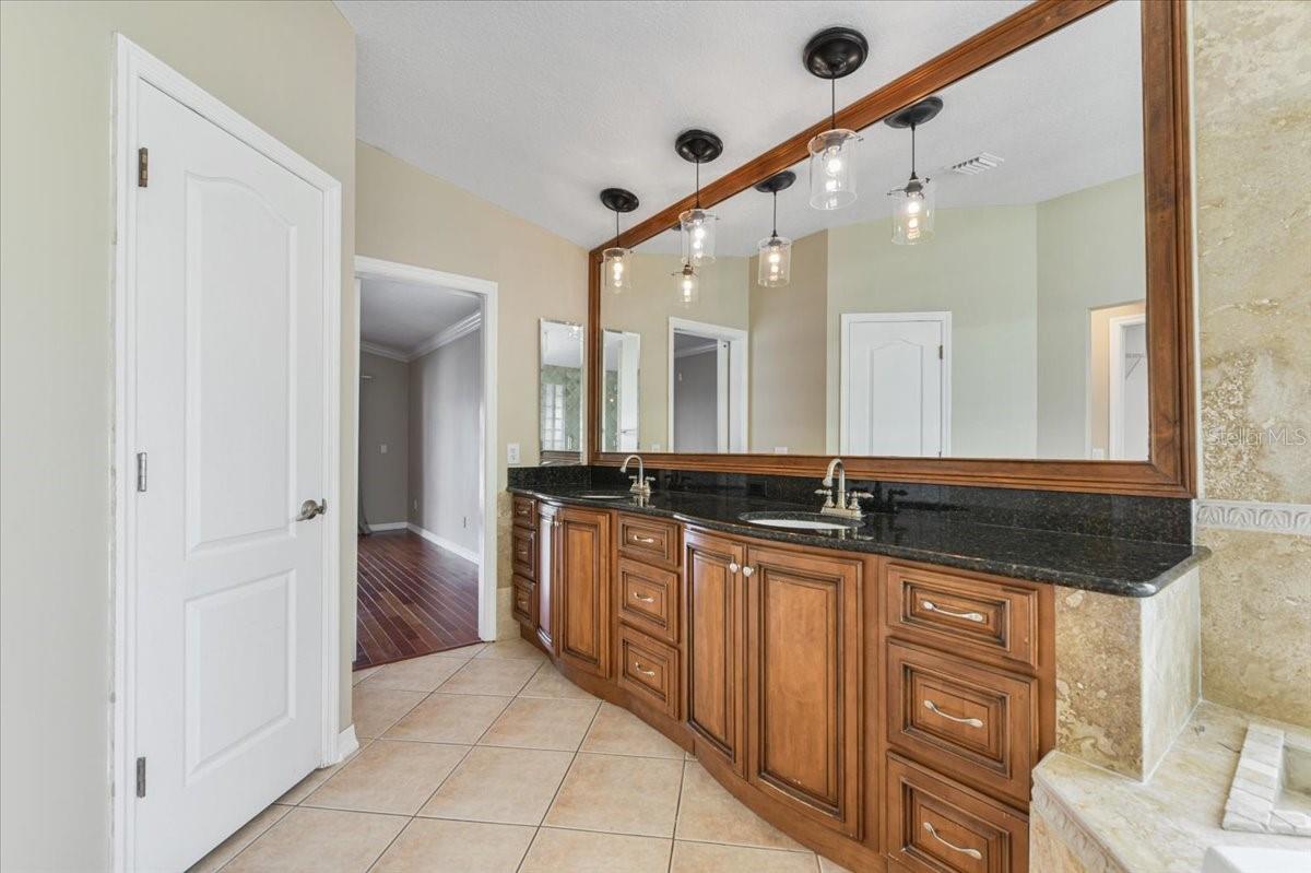 Image 14 of 51 For 816 Sandringham Lane
