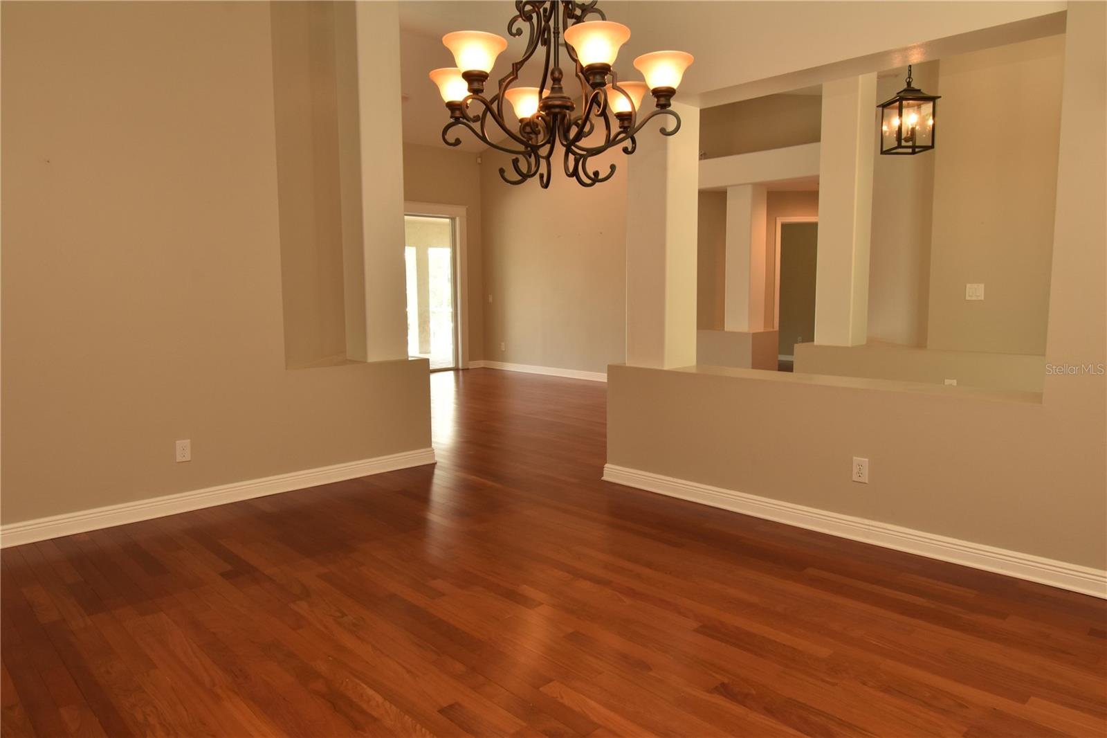 Image 7 of 51 For 816 Sandringham Lane