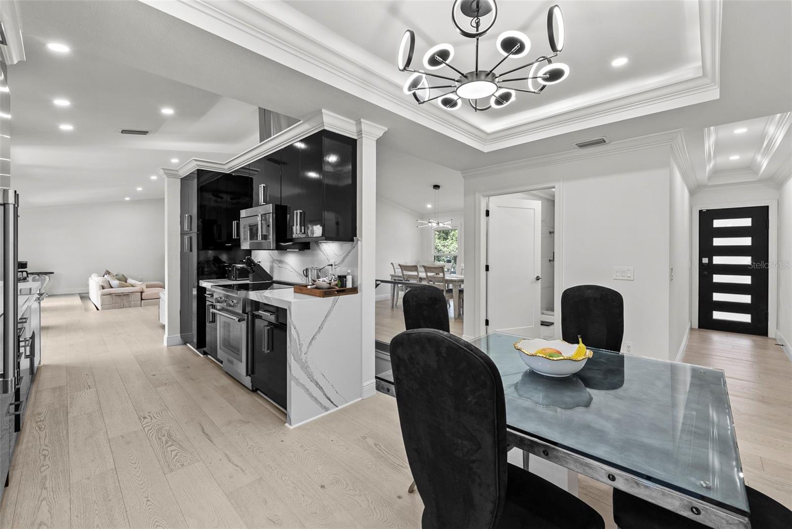 Image 15 of 92 For 900 Oak Hollow Place