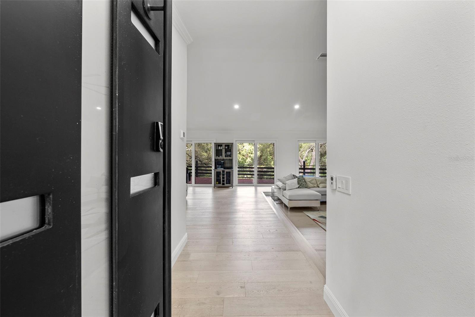 Image 4 of 92 For 900 Oak Hollow Place