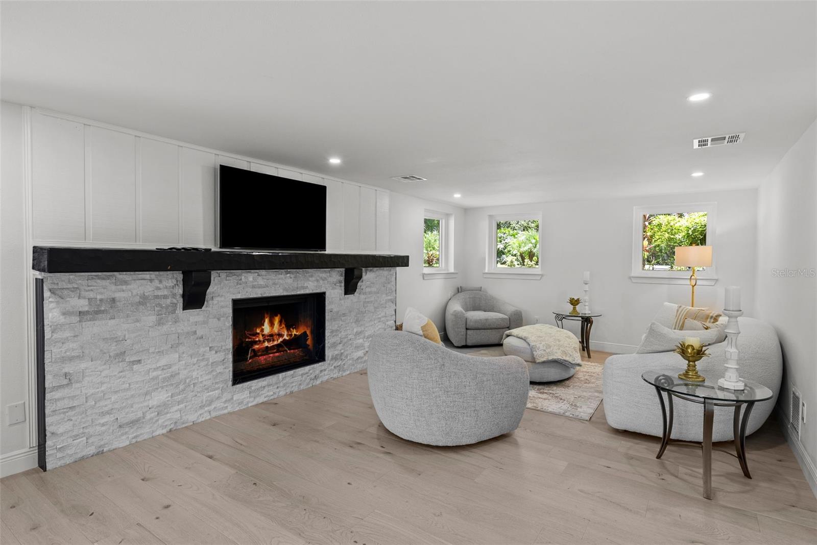 Image 43 of 92 For 900 Oak Hollow Place