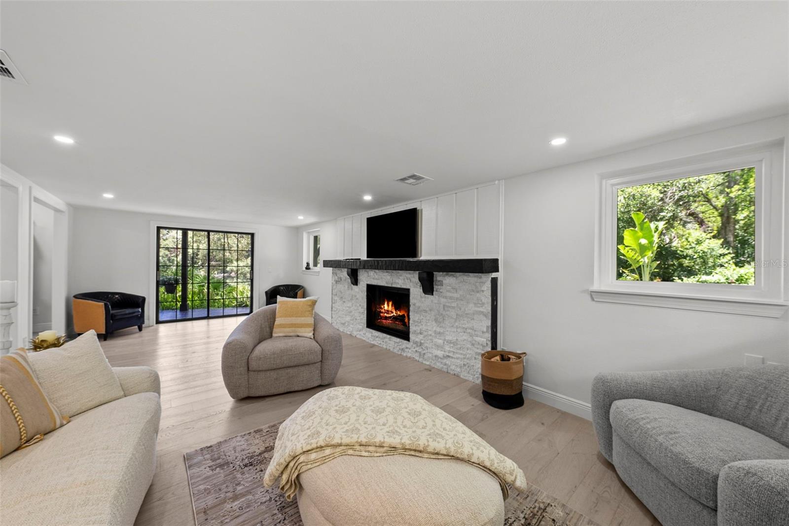Image 45 of 92 For 900 Oak Hollow Place
