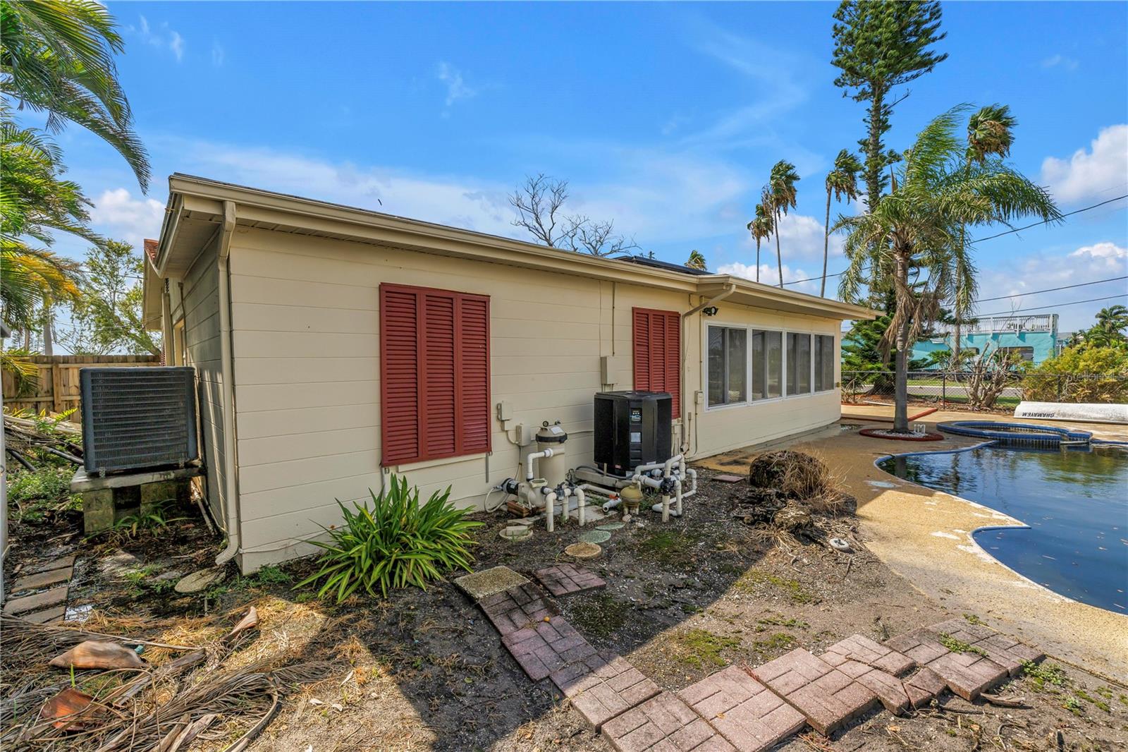 Image 19 of 54 For 557 Crystal Drive