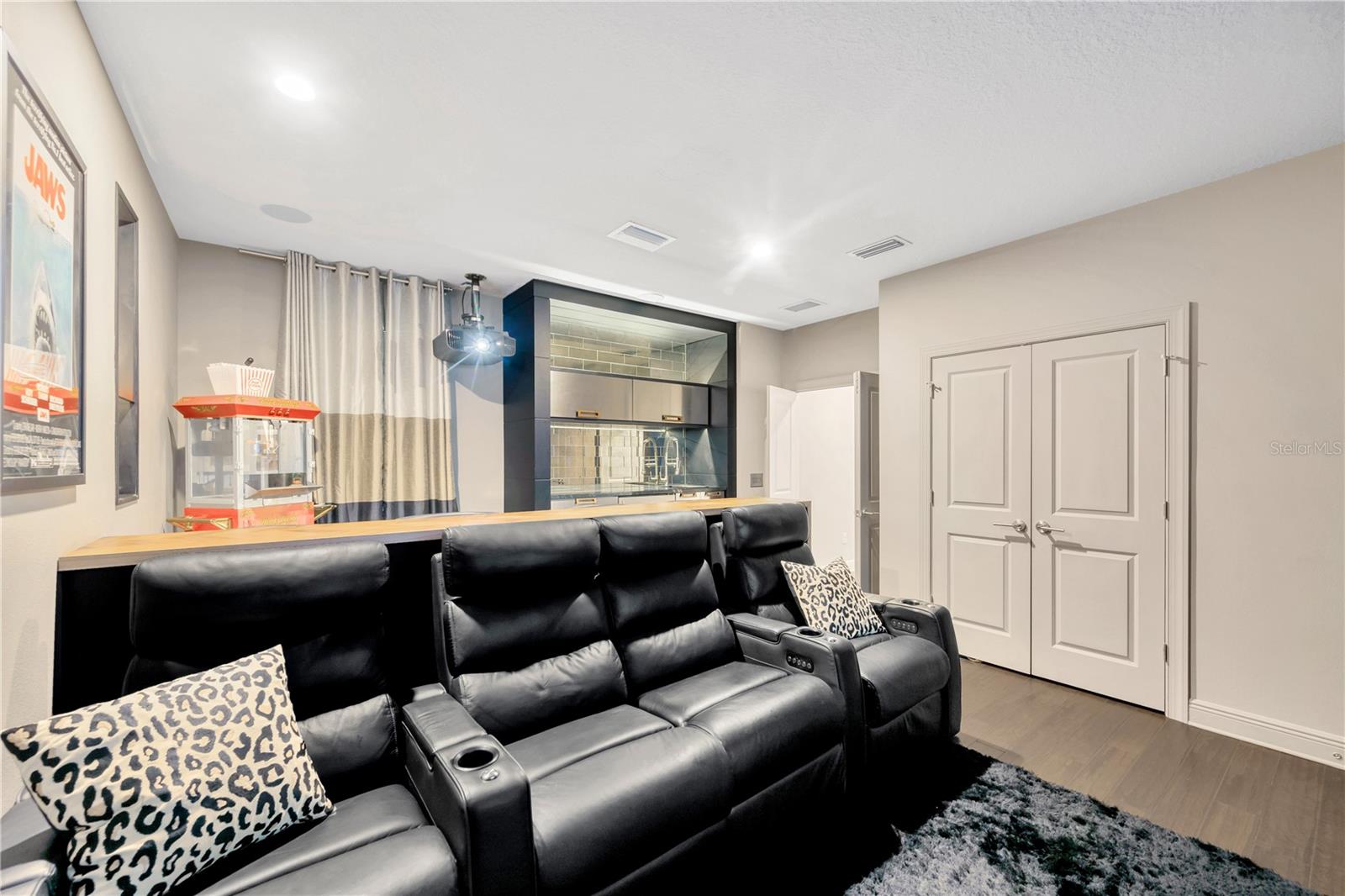 Listing photo id 24 for 9219 Tillinghast Drive