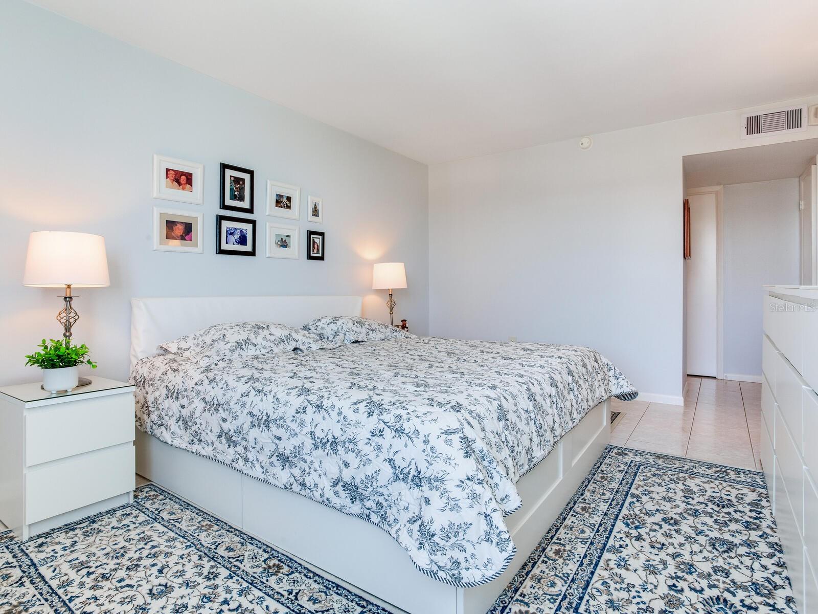 Image 41 of 61 For 660 Island Way 703