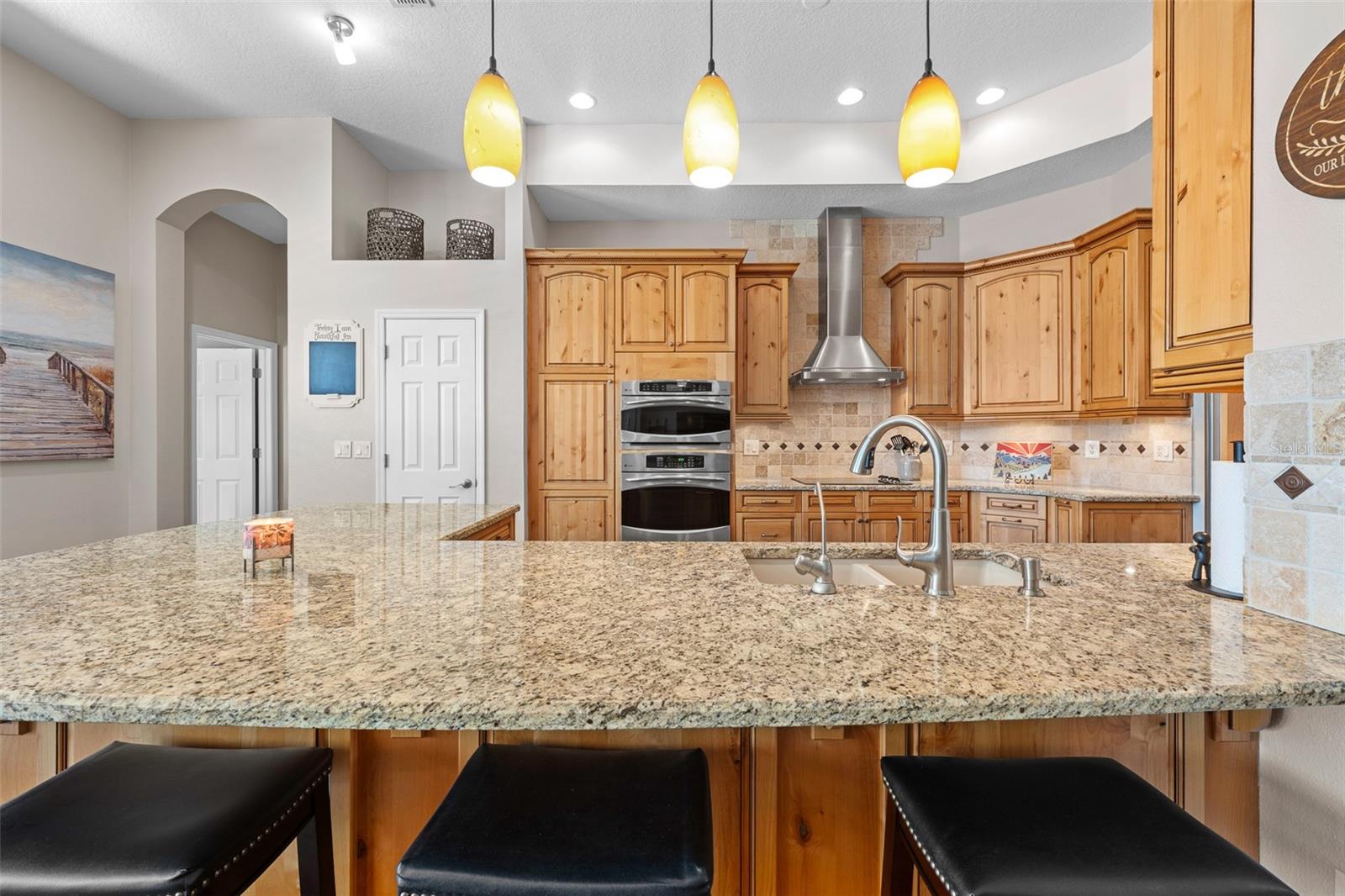 Listing photo id 8 for 23516 Abercorn Lane