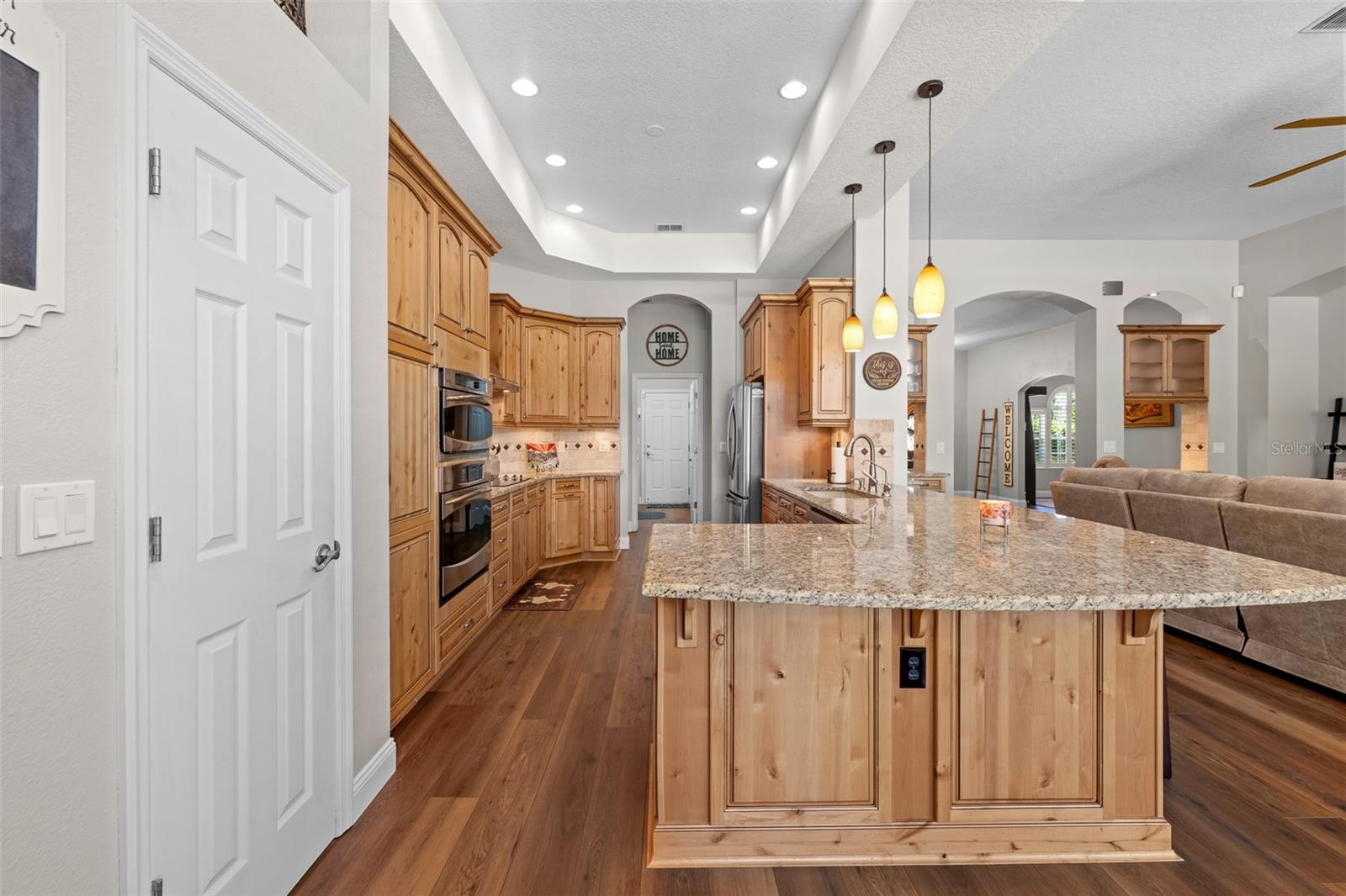 Listing photo id 9 for 23516 Abercorn Lane