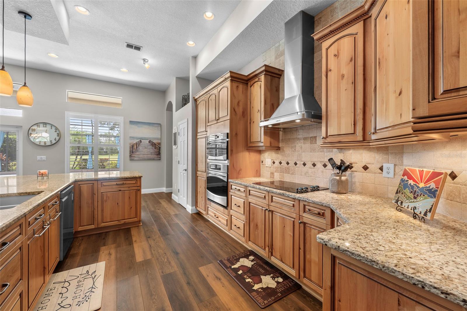 Listing photo id 11 for 23516 Abercorn Lane