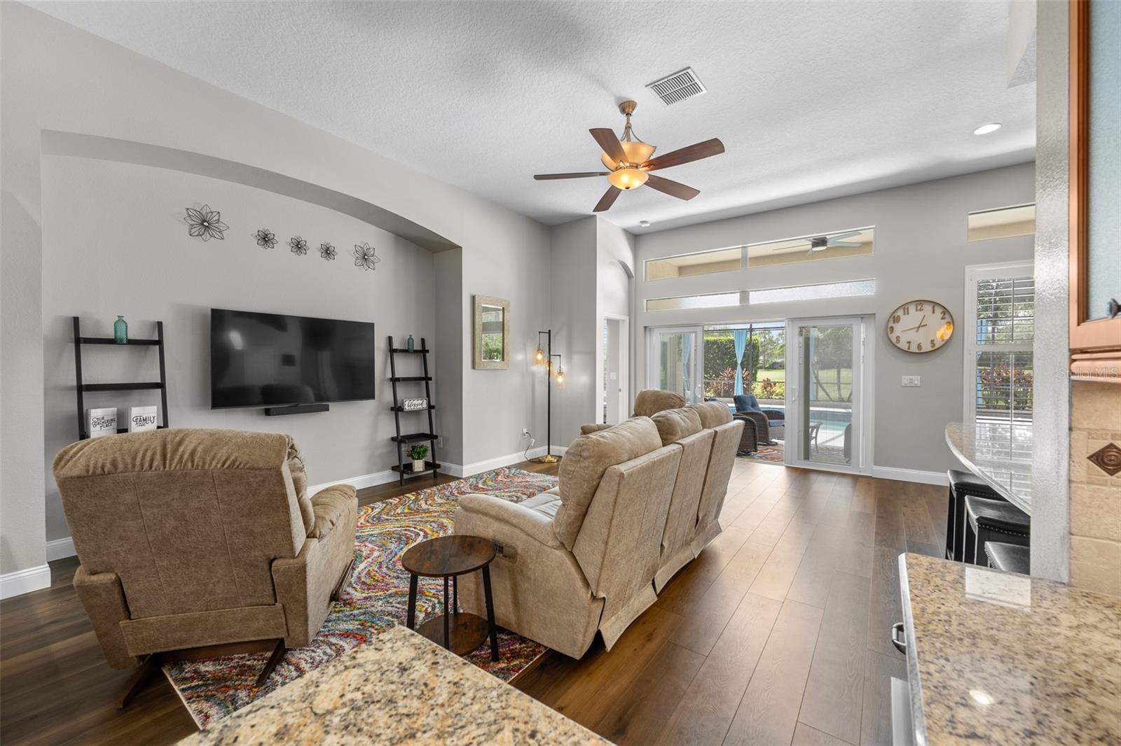 Listing photo id 16 for 23516 Abercorn Lane