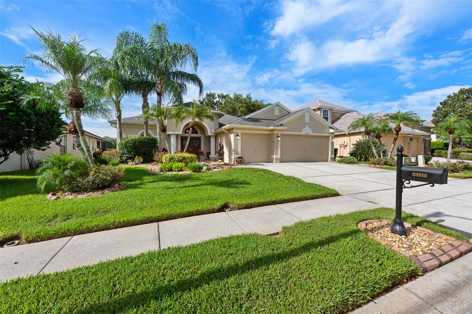 Listing photo id 0 for 23516 Abercorn Lane