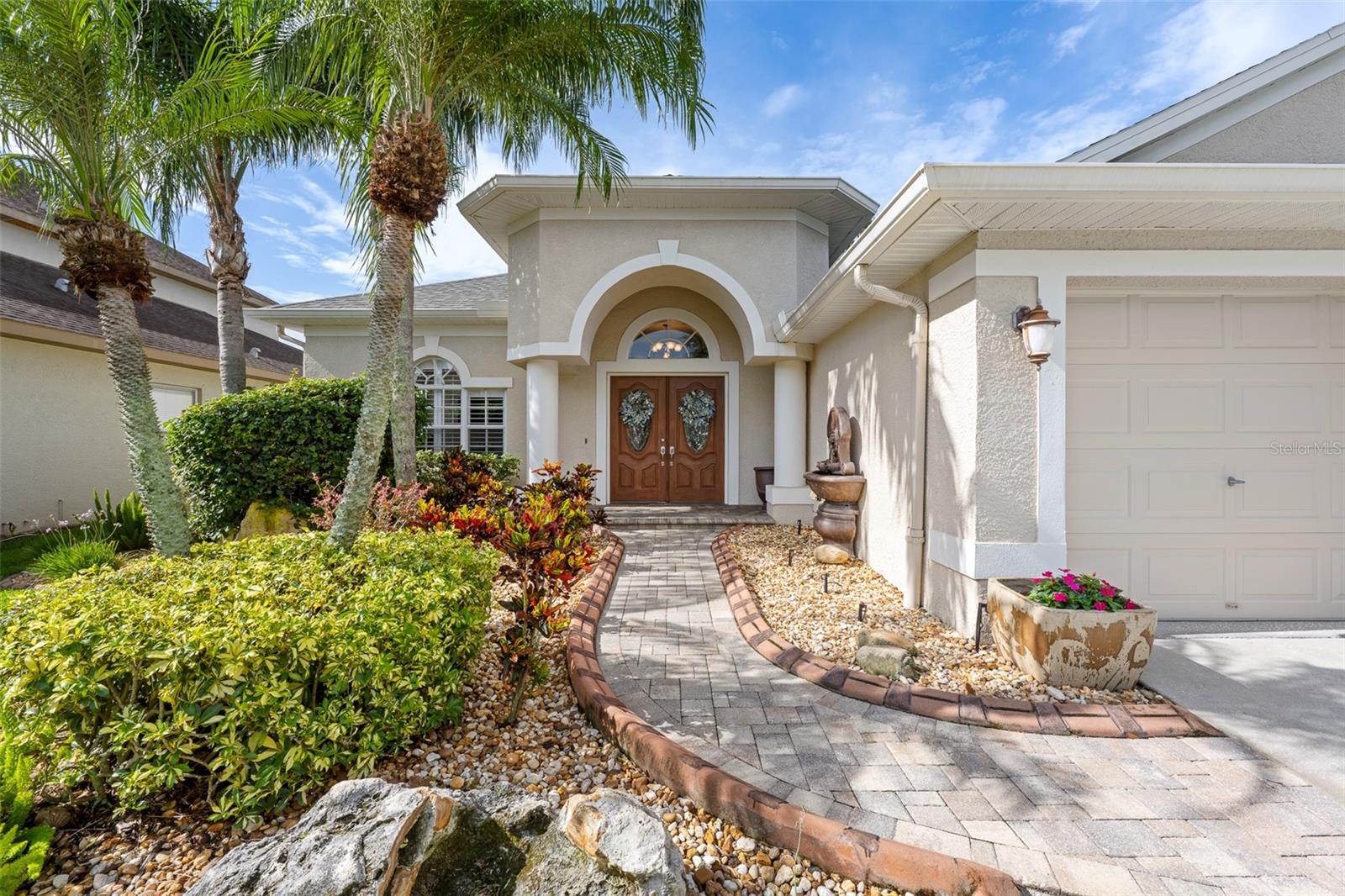 Listing photo id 1 for 23516 Abercorn Lane