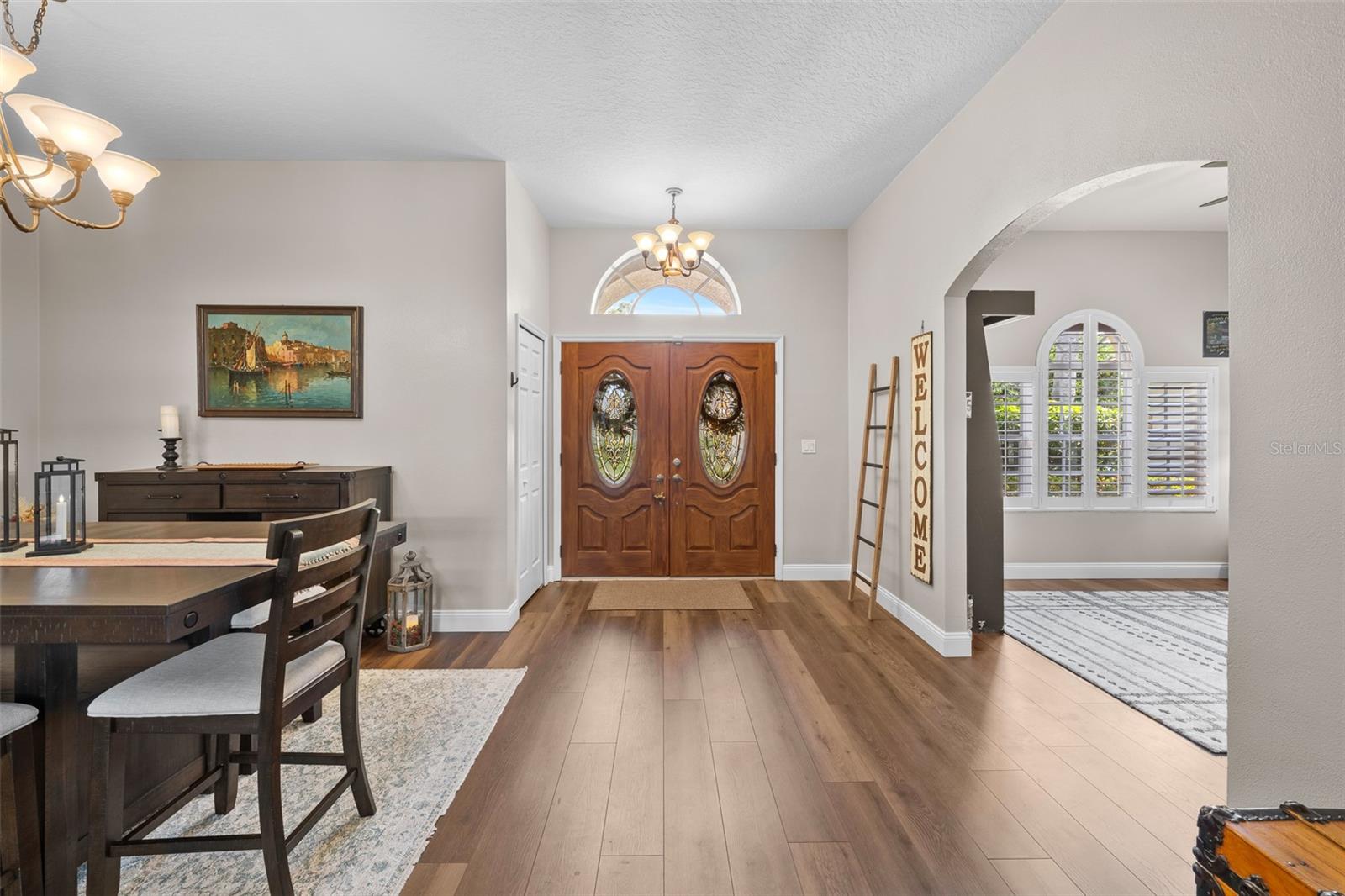 Listing photo id 3 for 23516 Abercorn Lane