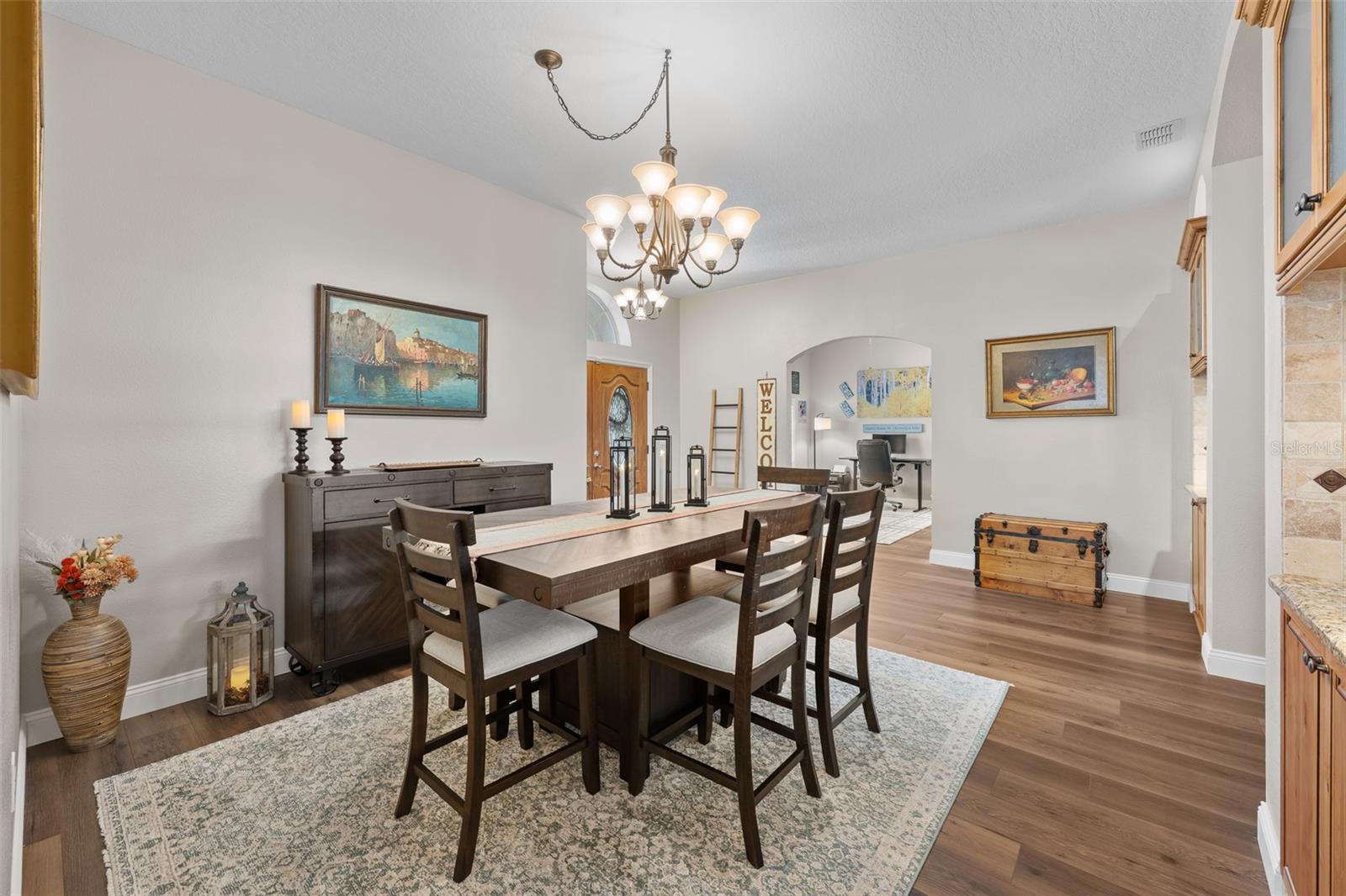 Listing photo id 5 for 23516 Abercorn Lane