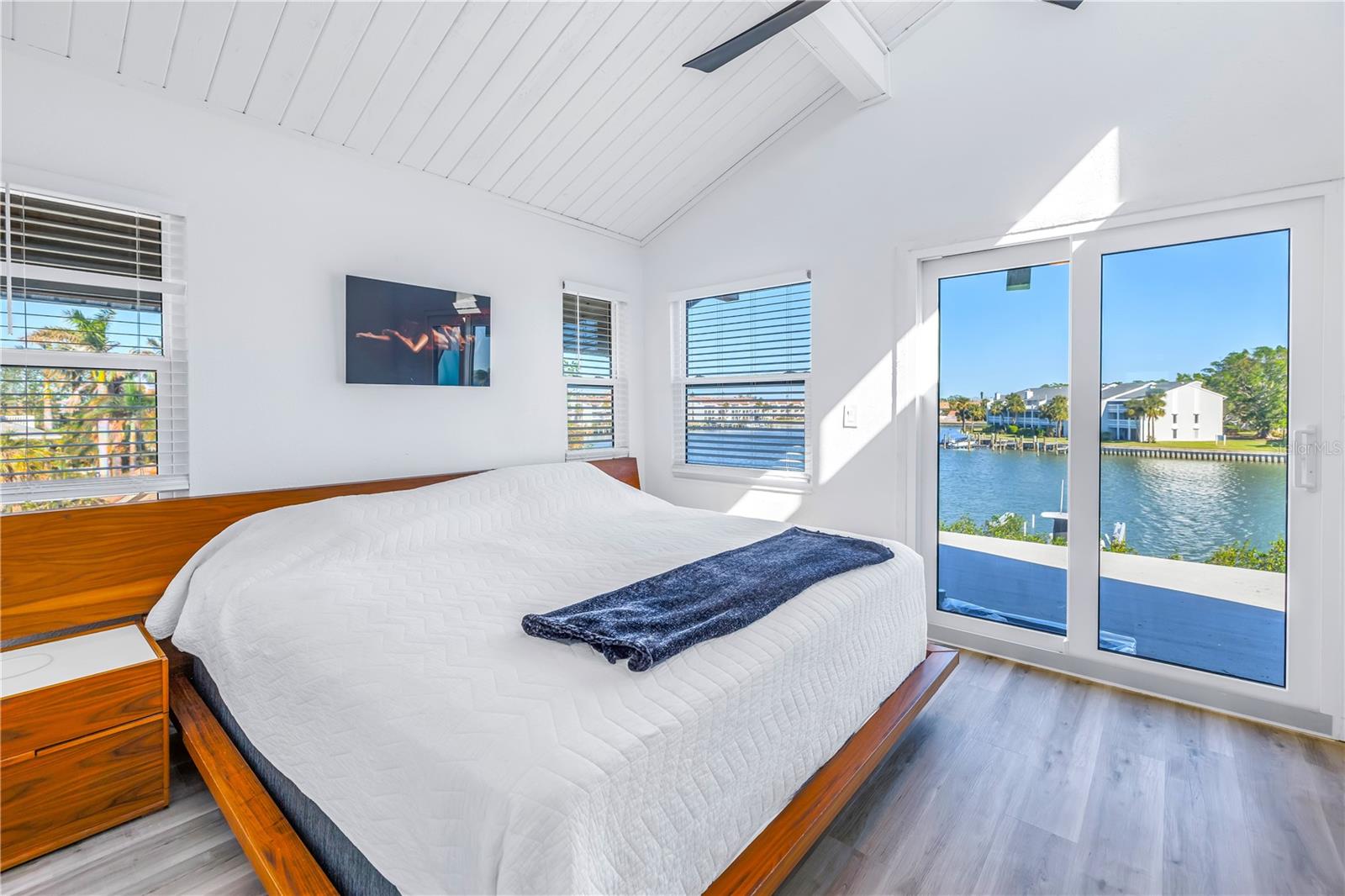 Image 24 of 33 For 12016 Lagoon Ln