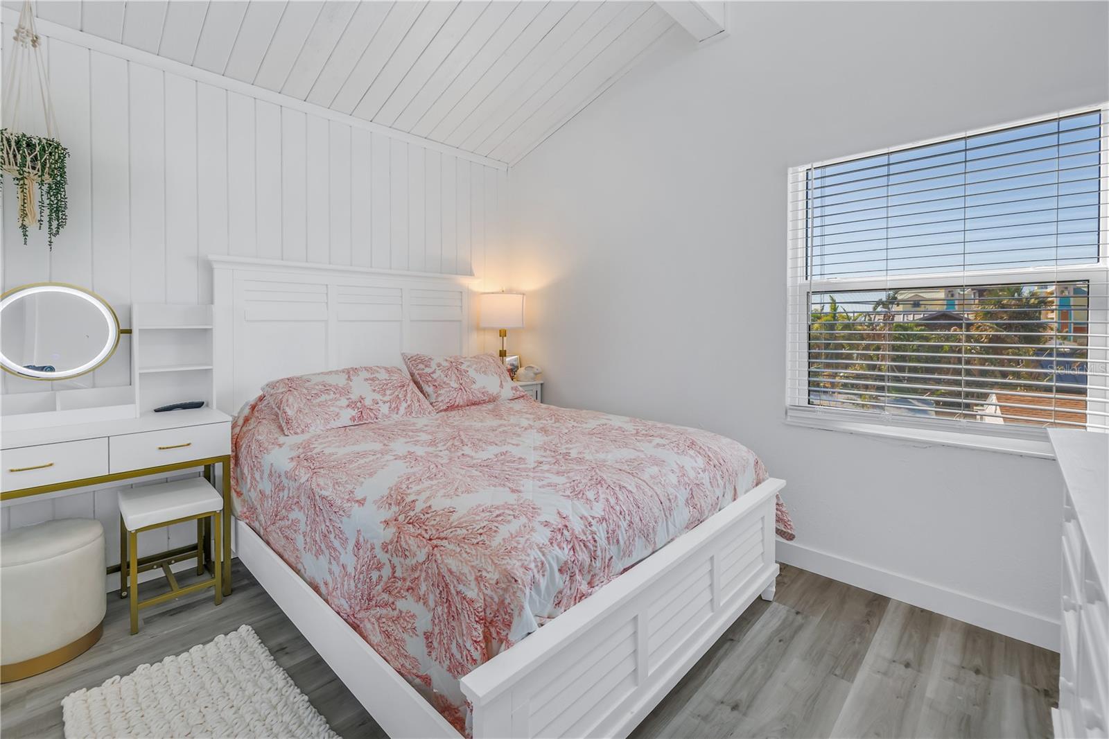 Image 28 of 33 For 12016 Lagoon Ln