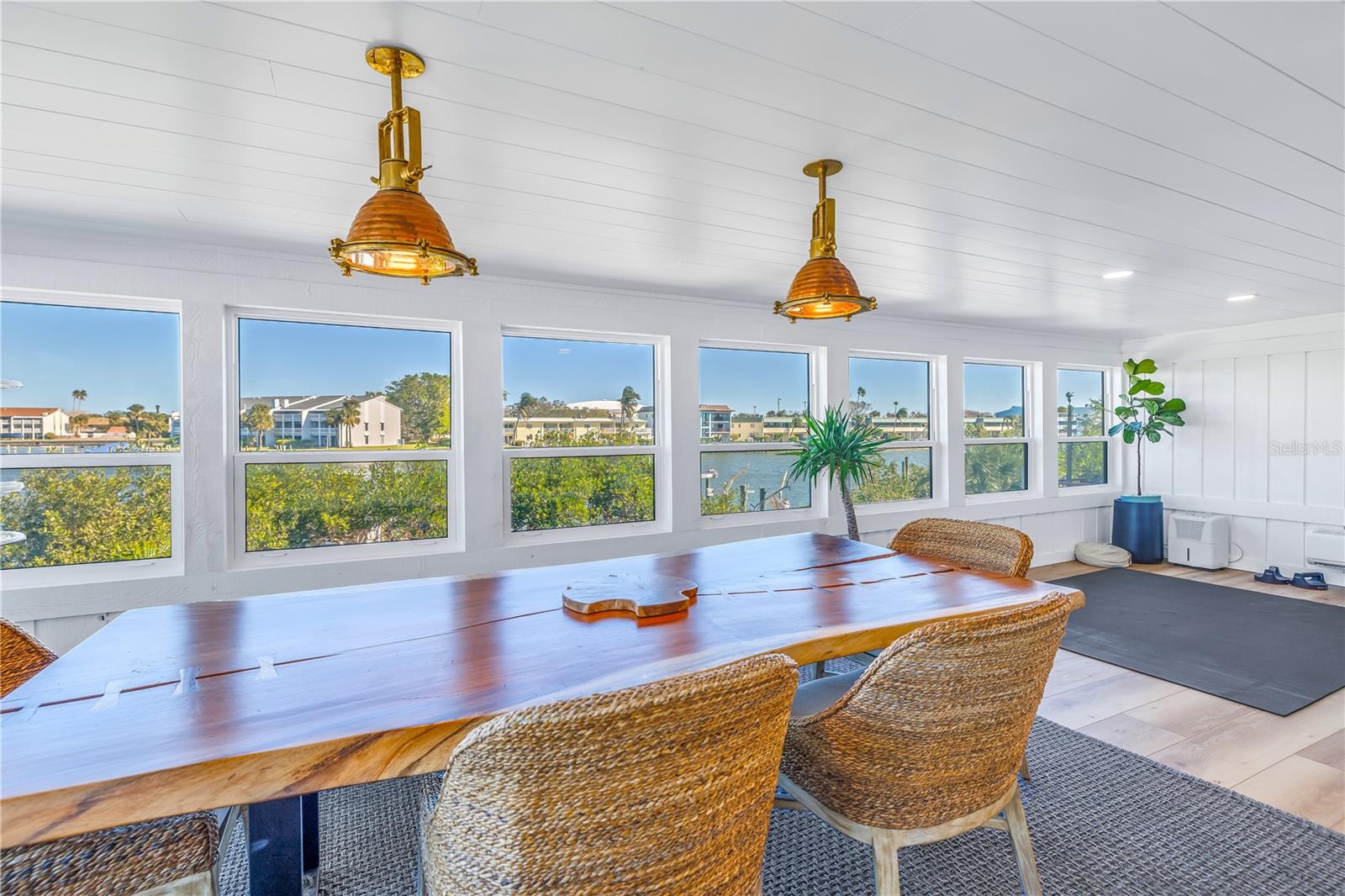 Image 4 of 33 For 12016 Lagoon Ln