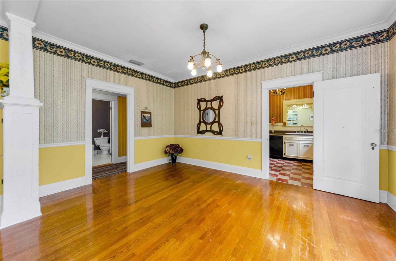 Listing photo id 8 for 3115 Hawthorne Road