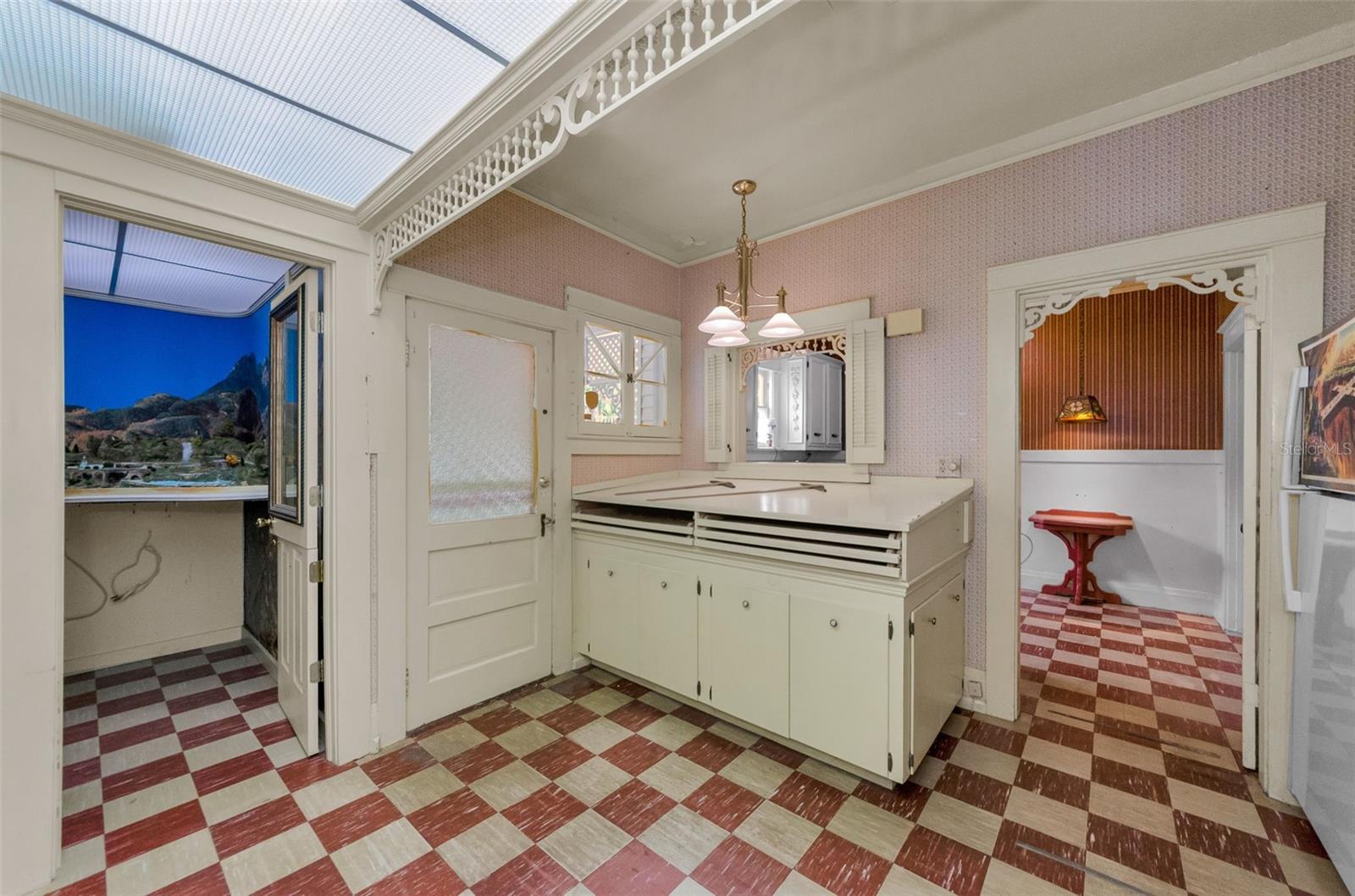 Listing photo id 9 for 3115 Hawthorne Road