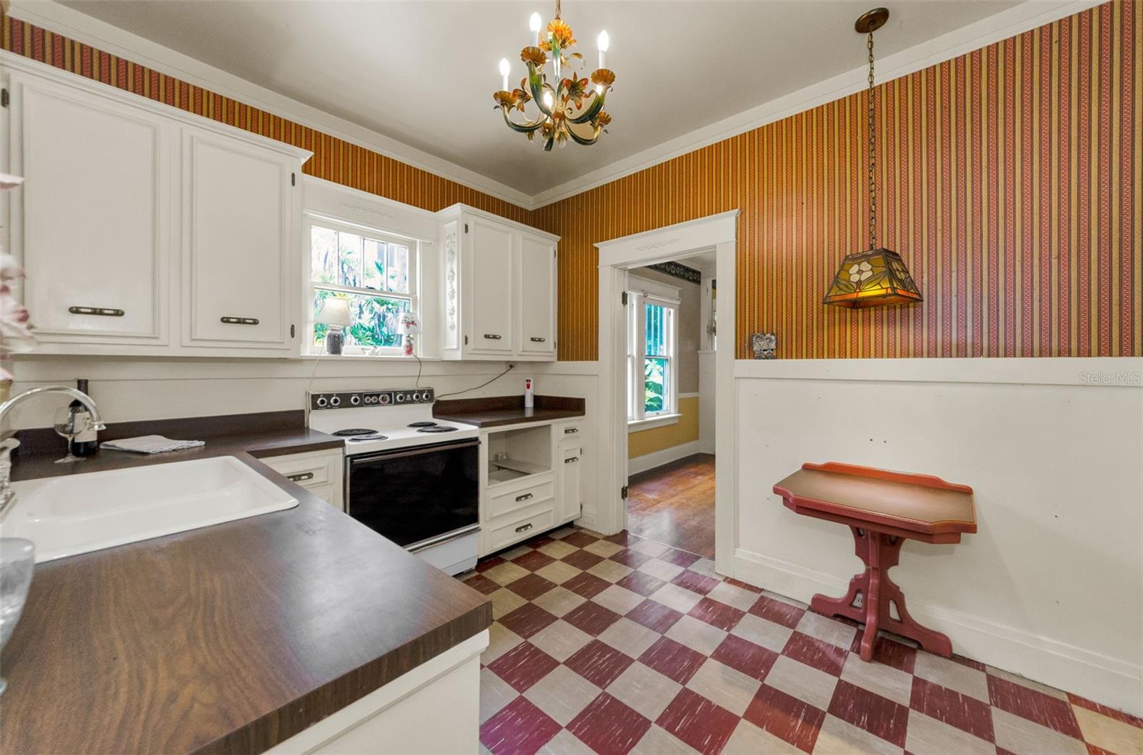 Listing photo id 10 for 3115 Hawthorne Road