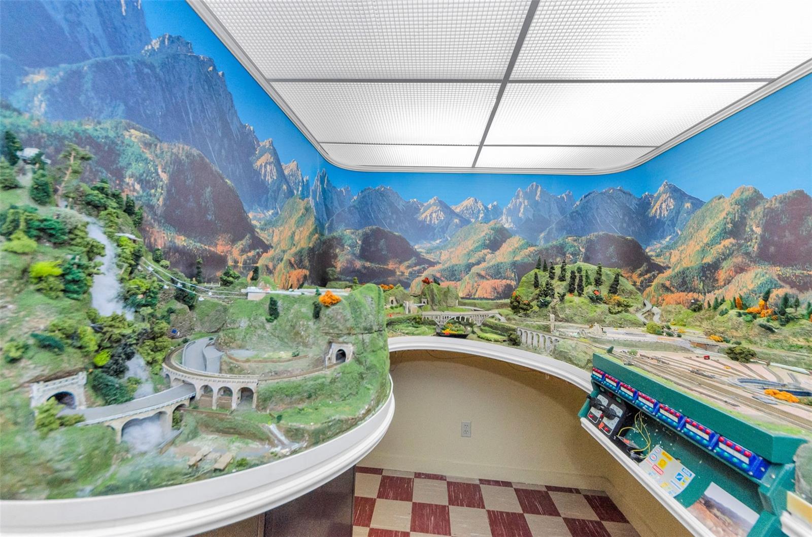 Listing photo id 11 for 3115 Hawthorne Road
