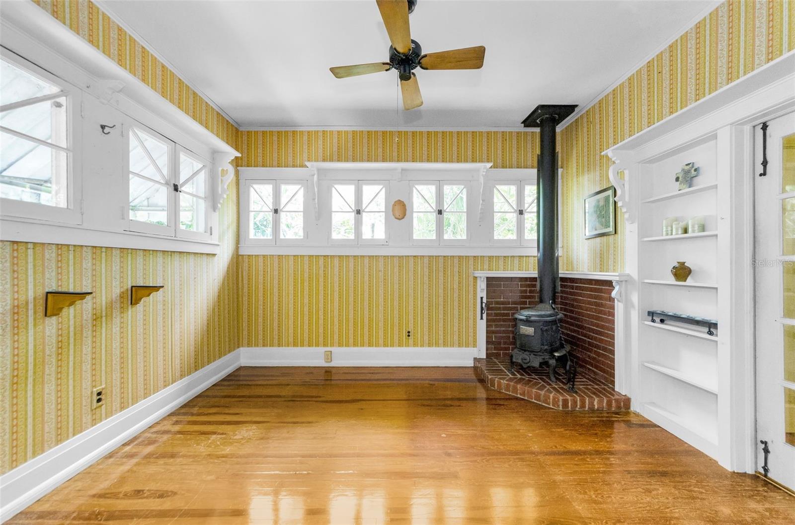 Listing photo id 13 for 3115 Hawthorne Road