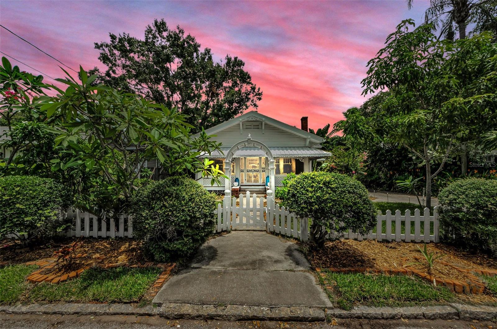 Listing photo id 0 for 3115 Hawthorne Road